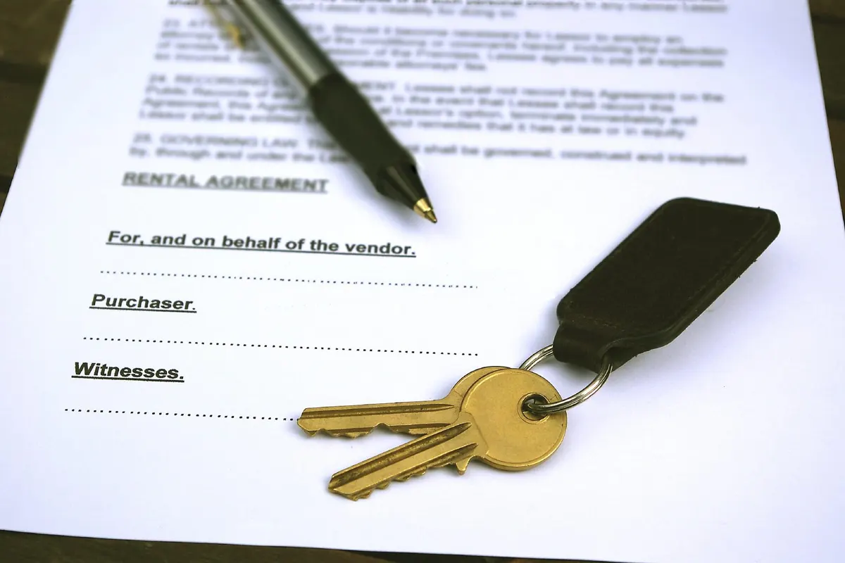 House keys and mortgage paperwork on a desk